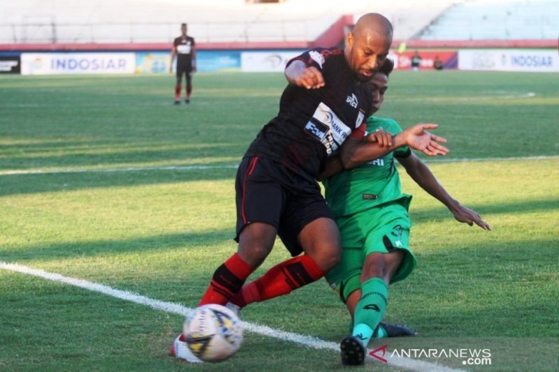 Kapten Persipura Jayapura Ian Louis Kabes (kiri) saat berebut bola dengan pemain Bhayangkara FC di laga pekan ke-27 lanjutan Liga 1 di Stadion Gelora Delta Sidoarjo, Jawa Timur, Kamis (07/11/2019). (ANTARA FOTO/Umarul Faruq)