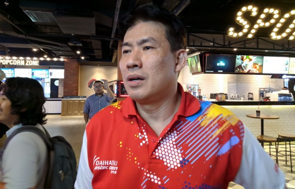 Legenda bulutangkis Indonesia yang juga pendiri Astec, Alan Budikusuma, usai konferensi pers final Daihatsu Astec Open 2019 di kawasan Sudirman, Jakarta, Kamis (7/11/2019). [Suara.com/Arief Apriadi]