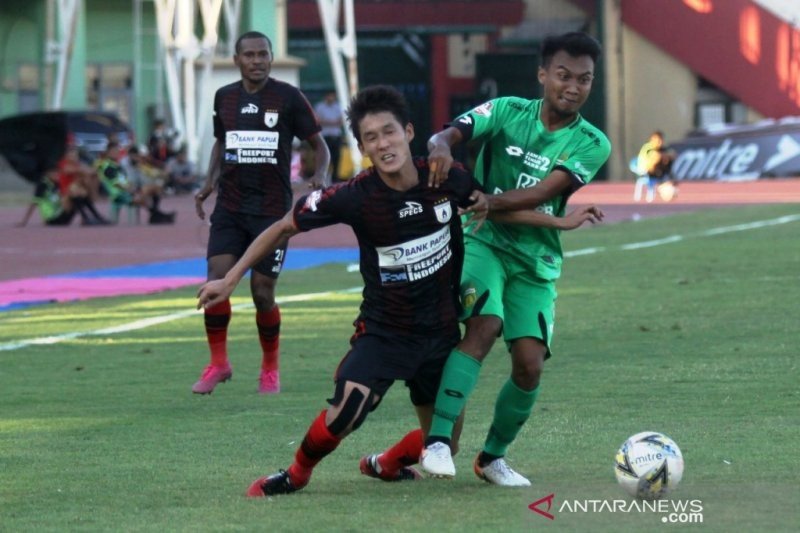 Pemain Bhayangkara FC M Hargianto (kanan) saat berduel dengan pemain Persipura Oh Inkyun saat laga lanjutan Liga 1 di Stadion Gelora Delta Sidoarjo, Jawa Timur, Kamis (7/11/2019). (ANTARA FOTO/Umarul Faruq) 