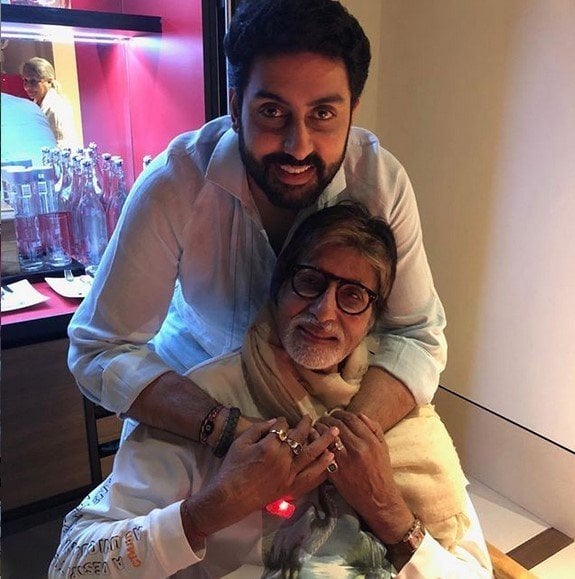 Amitabh Bachchan bersama putranya, Abhishek Bachchan. [Instagram]