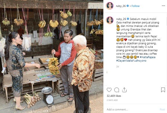 Hatta Rajasa belikan pisang sang cucu tercinta. (Instagram/@ruby_26)