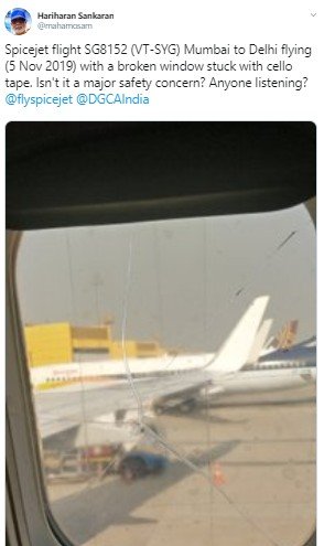Kaca jendela pesawat retak dan hanya diselotip. (Twitter/@mahamosam)