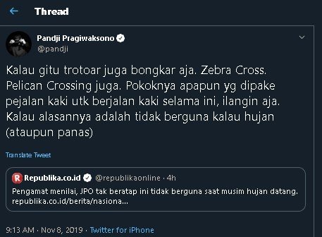 Cuitan Pandji Pragiwaksono soal JPO tak beratap. (Twitter/@pandji)