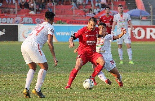 Pesepak bola Semen Padang FC Flavio Beck Junior (tengah) berebut bola dengan pesepak bola Persija Jakarta Dwi Arya (kanan) pada pertandingan lanjutan Liga 1 2019 di Stadion GOR H Agus Salim, Padang, Sumatera Barat, Kamis (7/11/2019). "Kabau Sirah" menahan imbang Persija Jakarta dengan skor 2-2. ANTARA FOTO/Taufit/Ief/wsj.