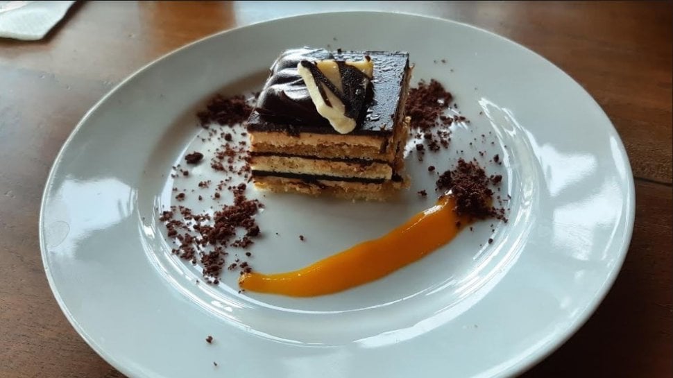 Opera Cake di Lyv Kitchen and Bar. (Suara.com/Dini Afrianti Efendi)