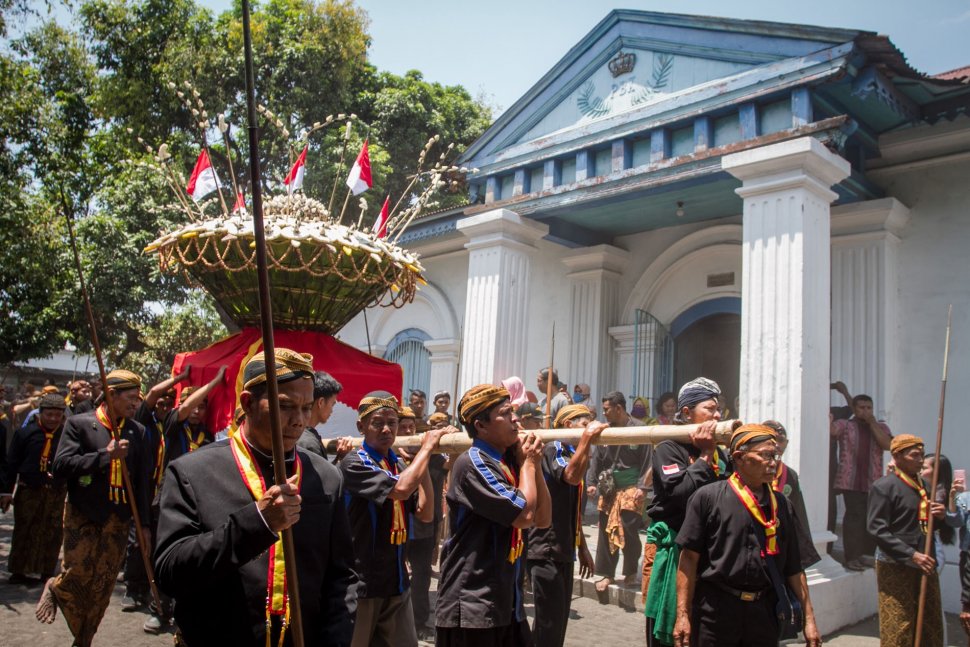 Abdi dalem Keraton Kasunanan Surakarta Hadiningrat mengarak gunungan menuju Masjid Agung pada perayaan Grebeg Sekaten 2019 di Solo, Jawa Tengah, Sabtu (9/11). [ANTARA FOTO/Mohammad Ayudha]