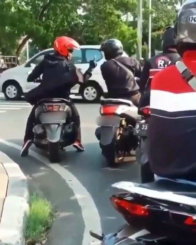 Pengendara Yamaha Nmax Adu Mulut di Lampu Merah. (Instagram/agoez_bandz4)