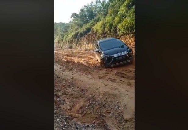 Xpander tersangkut saat melintasi jalan berlumpur. (Facebook)