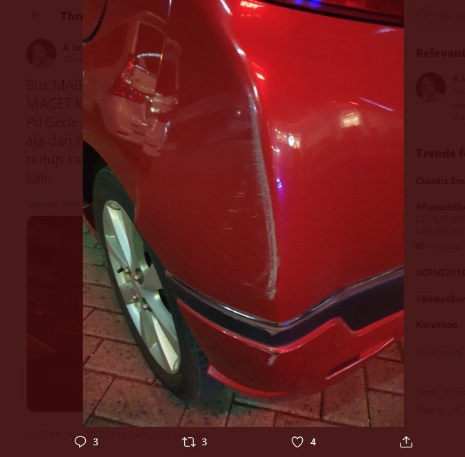 Wanita Protes Mobilnya Ditabrak Bus TNI. (Twitter)