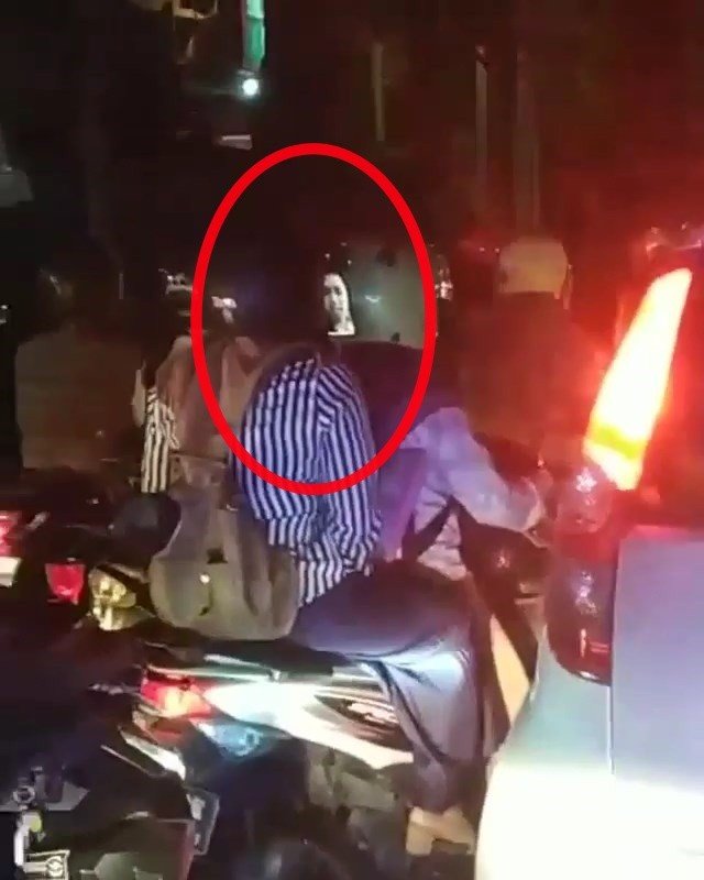 Pembonceng Wanita Video Call di Atas Motor. (Instagram/agoez_bandz4)