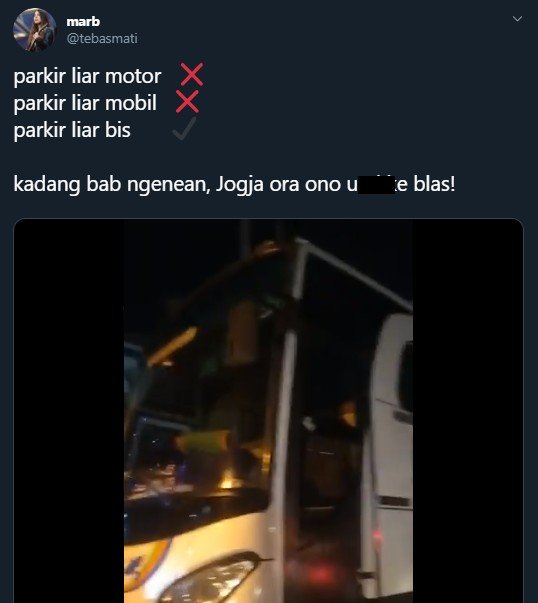 Nyaris Penuhi Jalan, Bus Pariwisata Parkir Sembarangan di Jembatan Yogya. (twitter.com/tebasmati)