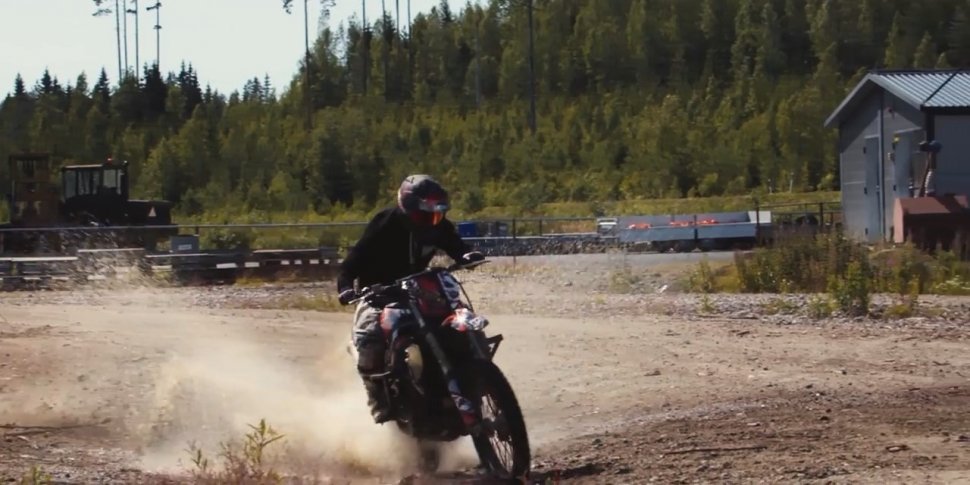 Motor Sport Fairing Suzuki GSX-R 1000 Diubah Jadi Motor Trail. (YouTube/Stunt Freaks Team)