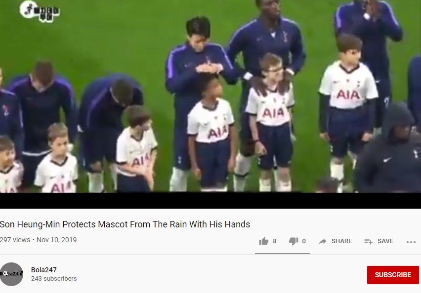 Son Heung-min, Tutupi Kepala Maskot Tim dari Guyuran Hujan. Tangkapan layar (Youtube.com/Bola247)