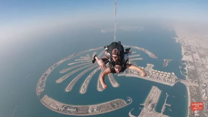 Ammar Zoni Sky Diving di Dubai (youtube.com/Aish TV)
