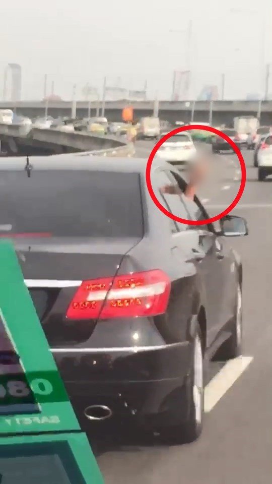 Pengemudi Mobil Mercedes-Benz E300 Mengacungkan Jari Tengah ke Ambulans. (Facebook/Dung)