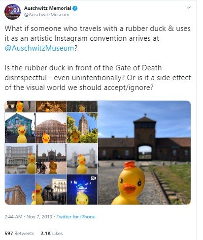 Foto Bebek Karet yang Hobi Wisata Ini Mendadak Dikecam Publik, Kenapa? (Twitter/AuschwitzMuseum)