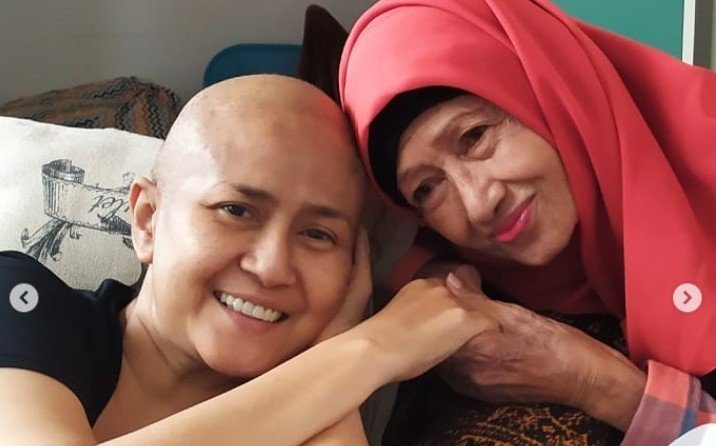 Ria Irawan bersama ibunda, Ade Irawan. [Instagram]