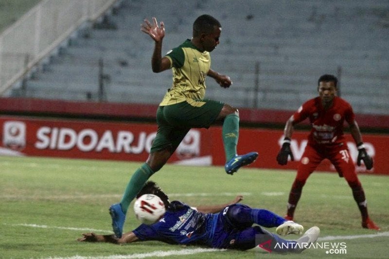 Bek Persiraja Andika Kurniawan (terjatuh) saat mencoba menghalangi serangan pemain Persewar Waropen pada delapan besar Liga 2 di Stadion Gelora Delta Sidoarjo, Jawa Timur, Rabu (13/11/2019). (ANTARA FOTO/Umarul Faruq)