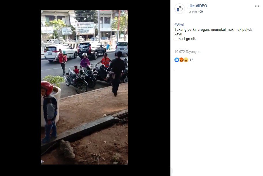 Viral tukang parkir gebuk ibu-ibu di Gresik. (Facebook)