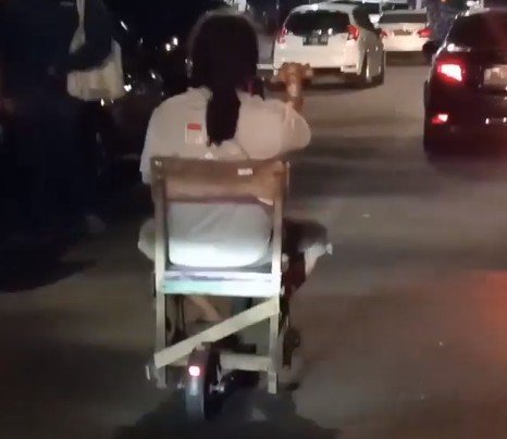 Viral seorang pria naik Grab Wheel pakai kursi (Instagram)