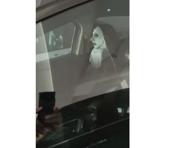 Viral penampakan wanita menyeramkan di kursi pengemudi mobil. (Facebook/Shah Ismail)