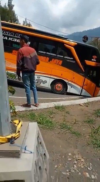 Bus Membawa Romobngan Aparat Tersangkut di Bromo. (Facebook)