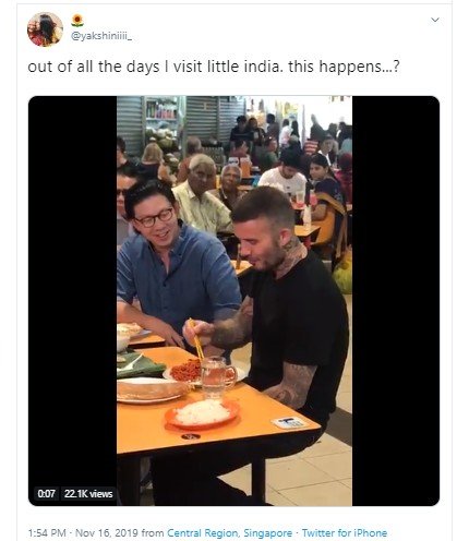 David Beckham makan mie goreng di pasar. (Twitter/yakshiniiii_)