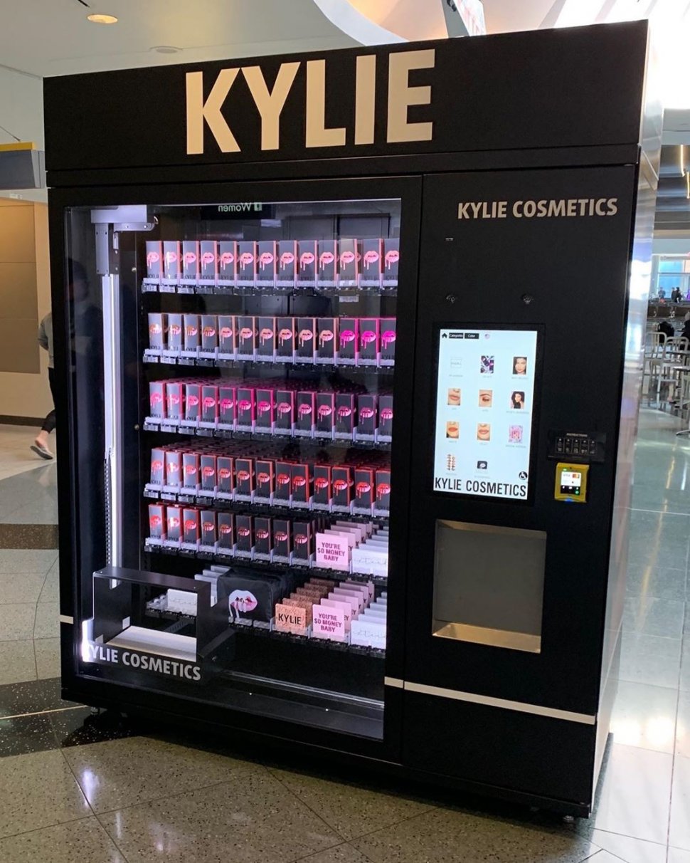 Terobosan Bisnis Kosmetik ala Kylie Jenner, Jualan Pakai Vending Machine!