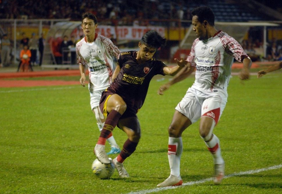 Pesepakbola PSM Makassar Rizky Eka Pratama (tengah) berusaha melewati Pesepakbola Persipura Jayapura Yohanis Tjoe (kanan) dan Oh Inkyun (kiri) dalam lanjutan Liga 1 2019 di Stadion Andi Mattalatta, Makassar, Sulawesi Selatan, Senin (18/11/2019) malam. Tuan rumah PSM Makassar kalahkan Persipura dengan skor 4-0 (3-0). ANTARA FOTO/Abriawan Abhe/ama.