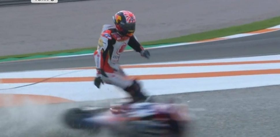 Johann Zarco saat tertubruk motor Iker Lecuona pada MotoGP Valencia 2019. (Twitter)