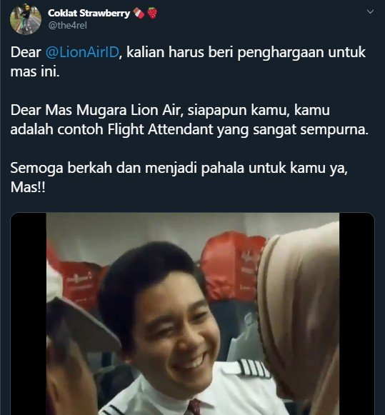 Pramugara Lion Air Suapi Penumpang Lanjut Usia, Videonya Viral. Tangkapan layar (twitter.com/the4rel)