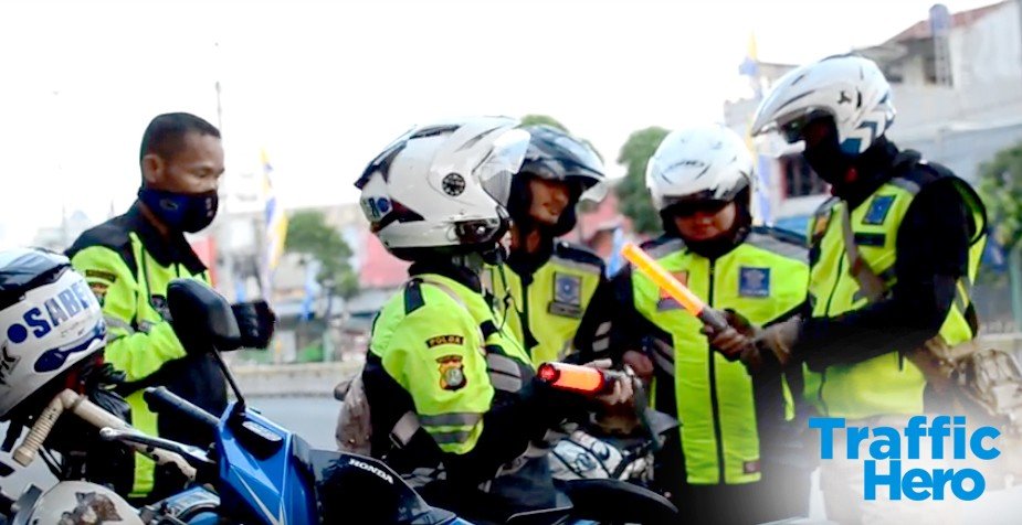 Komunitas Team Saber Para Penyapu Ranjau Paku di Jalan Raya