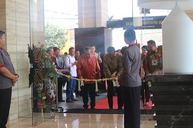 JPO Ambaramarga diresmikan Gubernur DIY, Sri Sultan Hamengku Buwono X, di atrium utama Plaza Ambarrukmo, Selasa (19/11). (Suara.com/Dany Garjito)