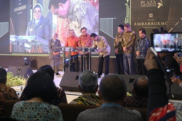 JPO Ambaramarga diresmikan Gubernur DIY, Sri Sultan Hamengku Buwono X, di atrium utama Plaza Ambarrukmo, Selasa (19/11). (Suara.com/Dany Garjito)