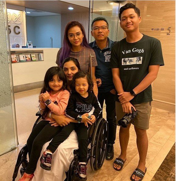 Ashanty di Rumah Sakit Pondok Indah bersama suami, Anang Hermansyah dan empat anaknya. [Instagram]