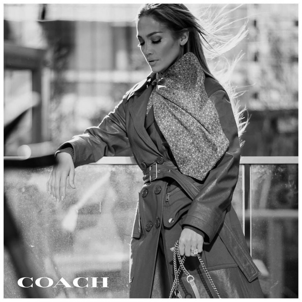 Jennifer Lopez jadi wajah baru Coach. (Instagram/@coach)