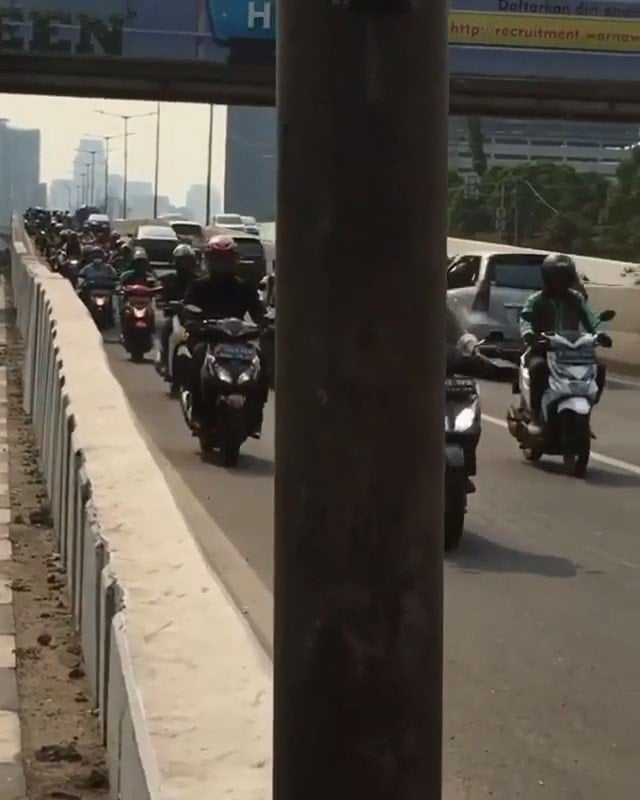 Pengendara Motor Lawan Arah Menuruni Jalan Layang Non Tol. (Instagram/jktinfo)