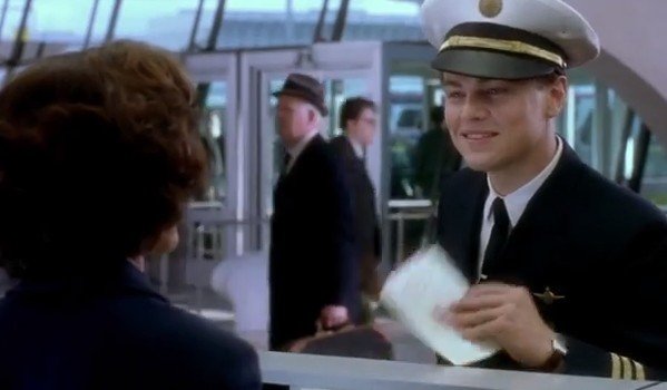 Leonardo DiCaprio saat berakting menyamar jadi pilot. (YouTube)