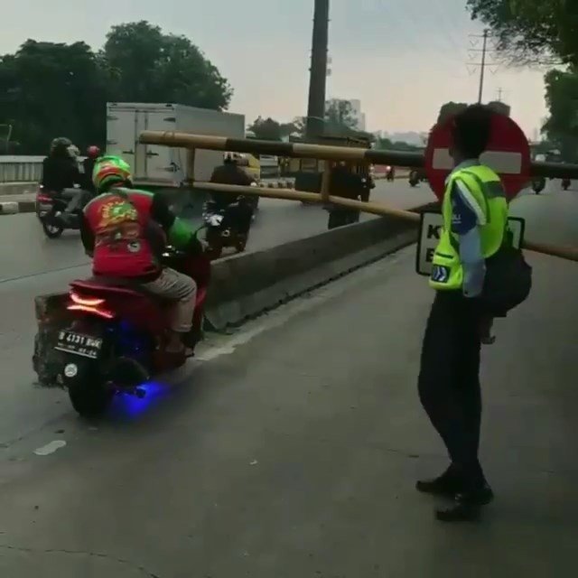 Petugas Portal Busway Tuai Pro Kontra Akibat Ulah Pemotor. (Instagram/agoez_bandz4)