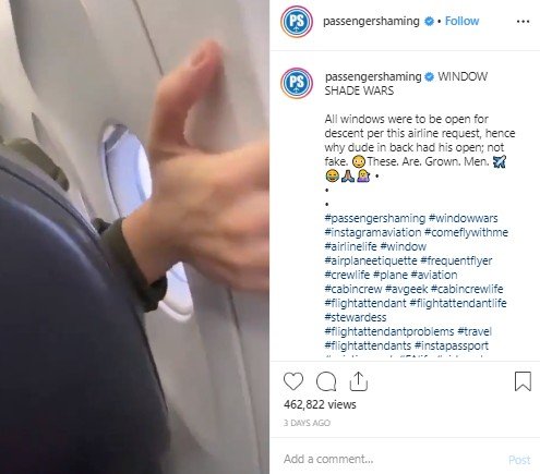 Penumpang berebutan buka tutup jendela pesawat. (Instagram/@passengershaming)
