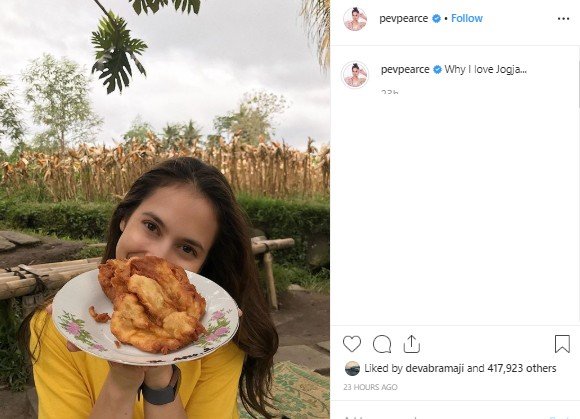 Momen Pevita Pearce cicipi kuliner di Yogyakarta. (Instagram/@pevpearce)
