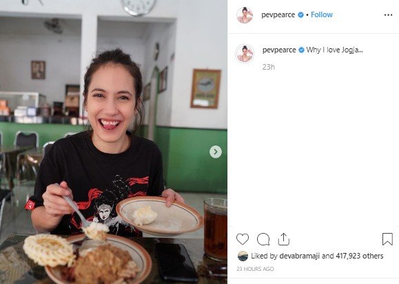 Momen Pevita Pearce cicipi kuliner di Yogyakarta. (Instagram/@pevpearce)
