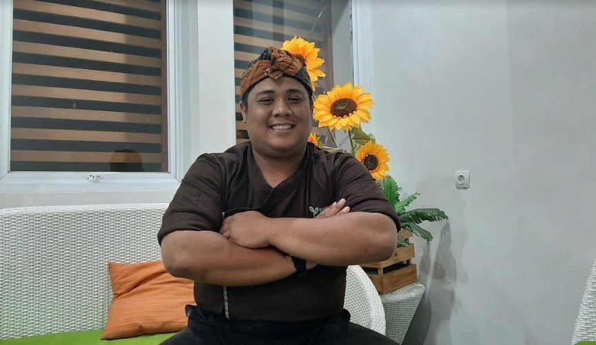 Chef Jumbo dari Kafe Taman di Voxstay Karawang. (Suara.com/Dini)