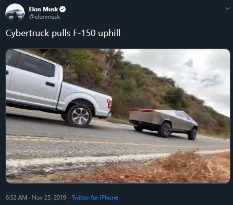 Tesla Cybertruck saat diadu tarik tambang lawan Ford F-150. (Twitter/@elonmusk)