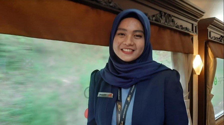 Pramugari di Kereta Wisata. (Suara.com/Dini Afrianti Efendi)