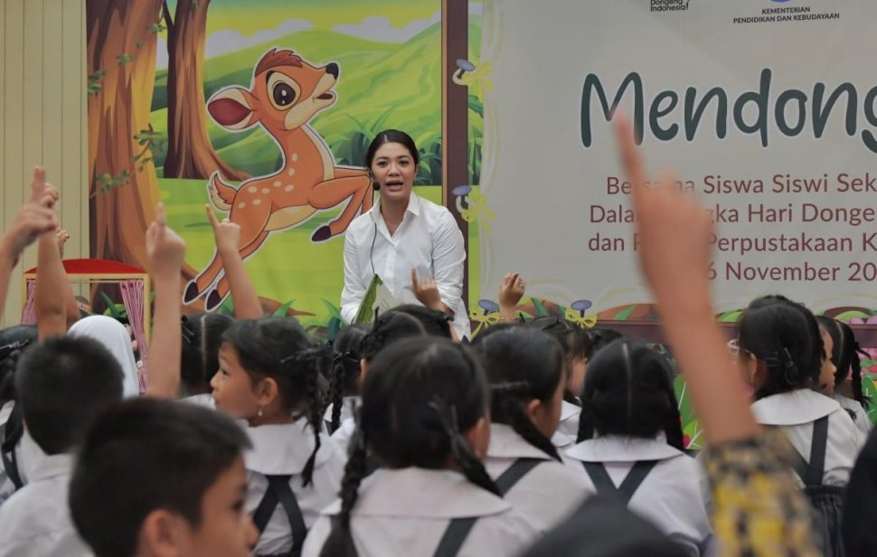 Mendikbud Nadiem Makarim dan istrinya, Franka Makarim, mendongeng kepada anak-anak di Hari Mendongeng Nasional, Selasa (26/11/2019). (Dok. Kemendikbud)