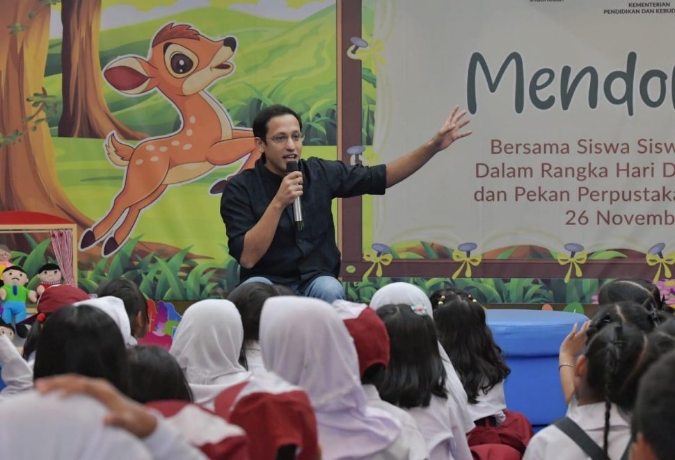 Mendikbud Nadiem Makarim dan istrinya, Franka Makarim, mendongeng kepada anak-anak di Hari Mendongeng Nasional, Selasa (26/11/2019). (Dok. Kemendikbud)