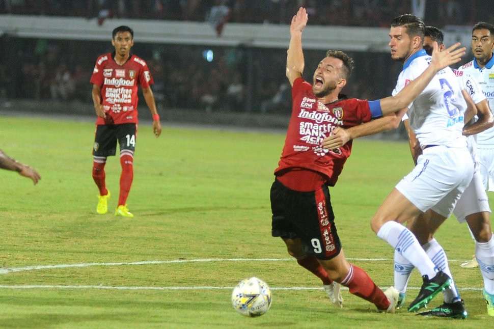 Pesepak bola Bali United Ilija Spasojevic (kiri) berebut bola dengan pesepak bola Persib Bandung Nick Kuipers (kanan) saat pertandingan Liga 1 2019 di Stadion Kapten I Wayan Dipta, Gianyar, Bali, Kamis (28/11/2019). ANTARA FOTO/Fikri Yusuf/foc.