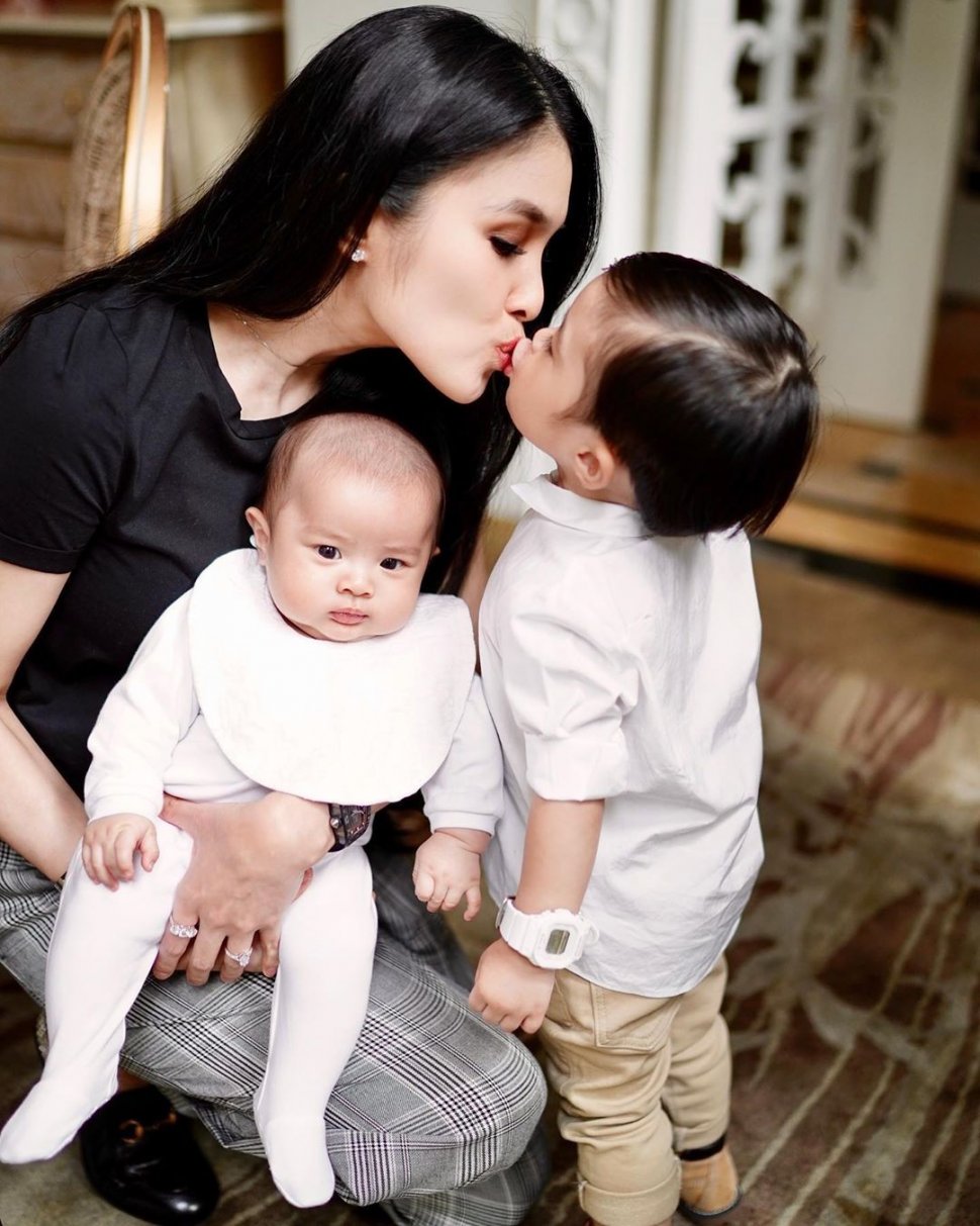 Sandra Dewi bersama dua anaknya, Raphael dan Mikhael Moeis. [Instagram]