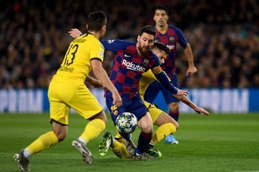 Pemain Barcelona Lionel Messi melewati sejumlah pemain Borussia Dortmund dalam pertandingan matchday kelima Grup F Liga Champions yang digelar di Camp Nou, Kamis (28/11/2019). [AFP]